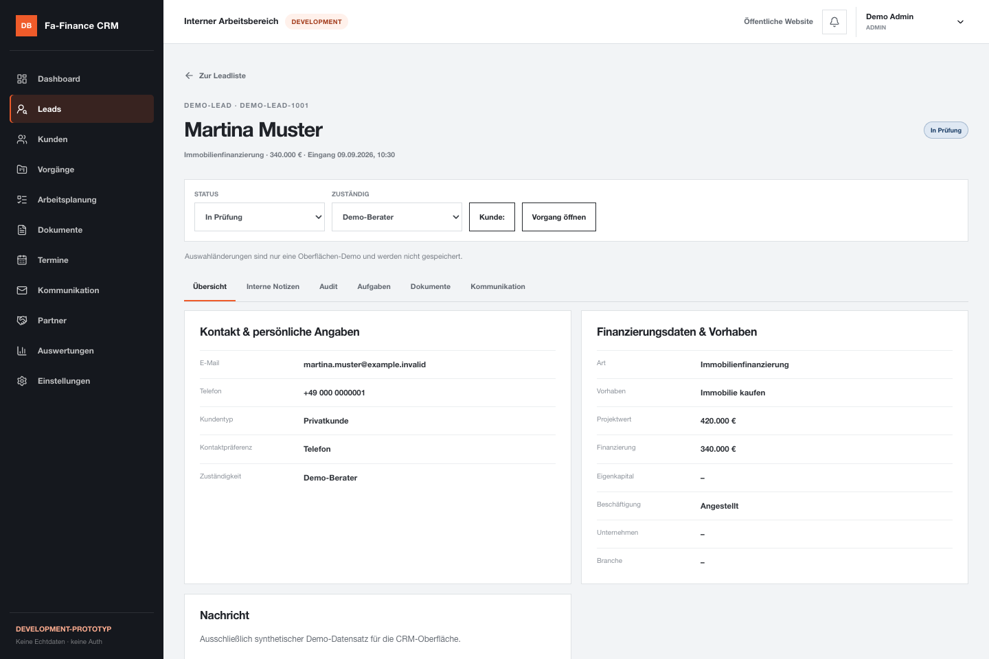 Aktuelle CRM-Detailansicht eines synthetischen Demo-Leads